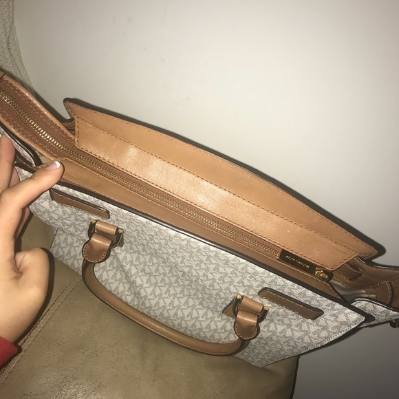 Micheal Kors purse - Picture 4 of 6